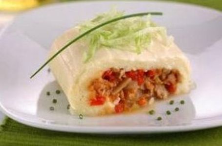 Brazo de gitano de puré de patata relleno de pisto