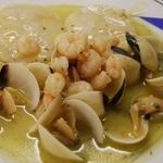 Rodaballo con almejas y gambas al vapor